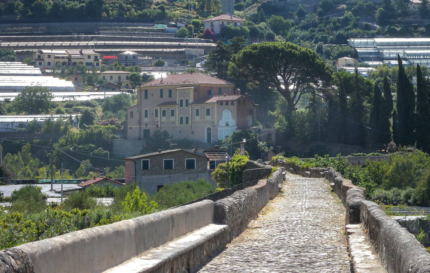 Entire holiday apartment, Taggia Apartment with WiFi, Kitchen & Child-Friendly. Close to Town Centre & River! in Taggia (City), Taggia