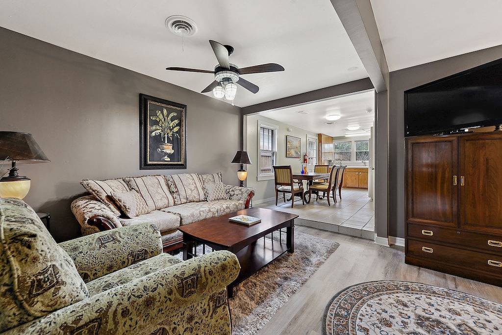 Walk to Government St! 6 guests, pet and family friendly, close to the beach! in Ocean Springs, Mississippi Gulf Coast