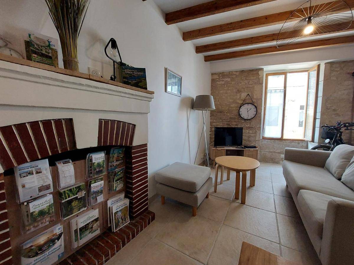 Two-Bedroom House in Coulon, Région de Niort
