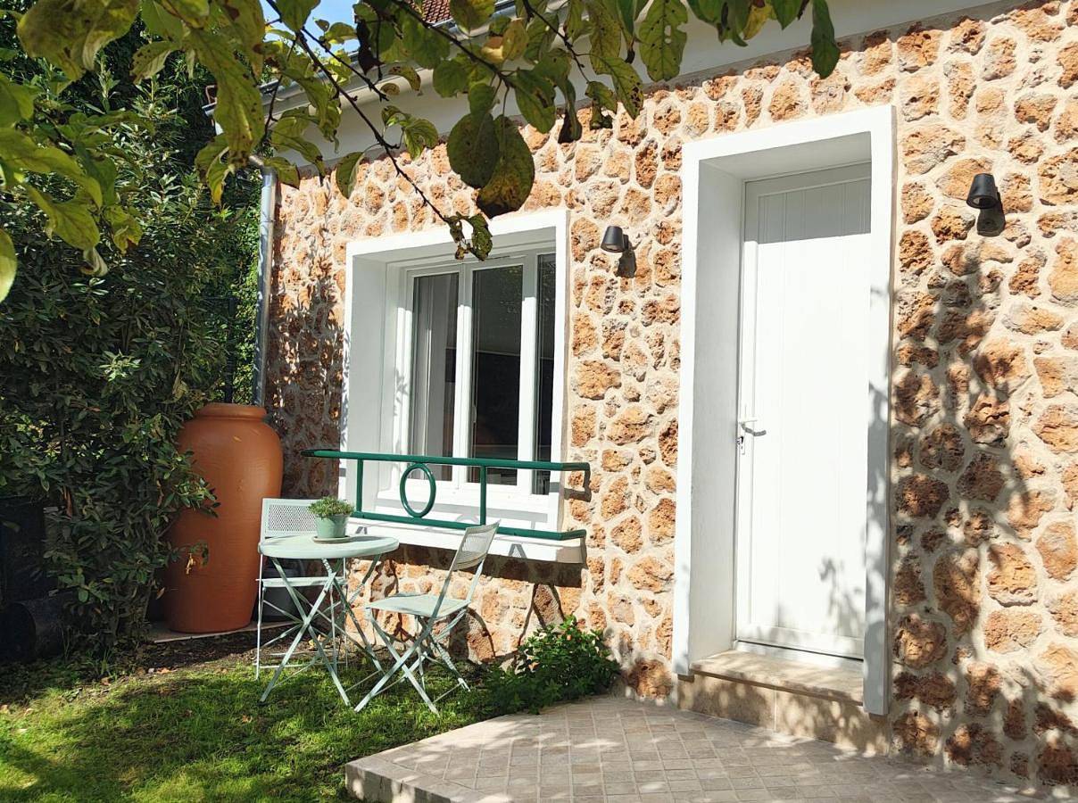 Appartement entier, Studio avec jardin entre Paris Versailles et gares in Chaville, Hauts-de-Seine
