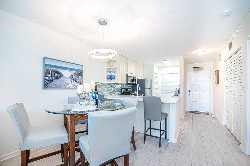 Ganze Wohnung, Lux Jupiter Bay condo w Fab Sunrise Lake Views close to beach in Jupiter, Palm Beach County