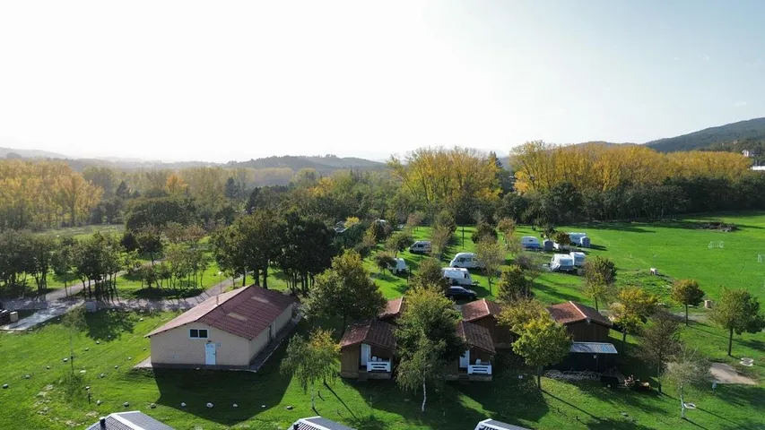 Parque de vacaciones para 4 personas, con piscina y jardín además de vistas y piscina para niños - 1