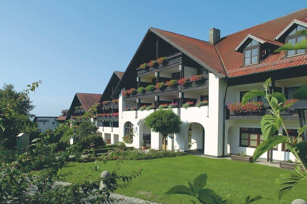 Entire apartment, Apartment with glazed dormer window - bathrobe access to the thermal baths possible. in Bad Griesbach im Rottal, Eastern Bavaria