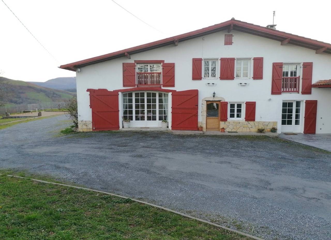 Gite Bigarrena, T2 basque à la ferme in Hasparren, Région de Bayonne