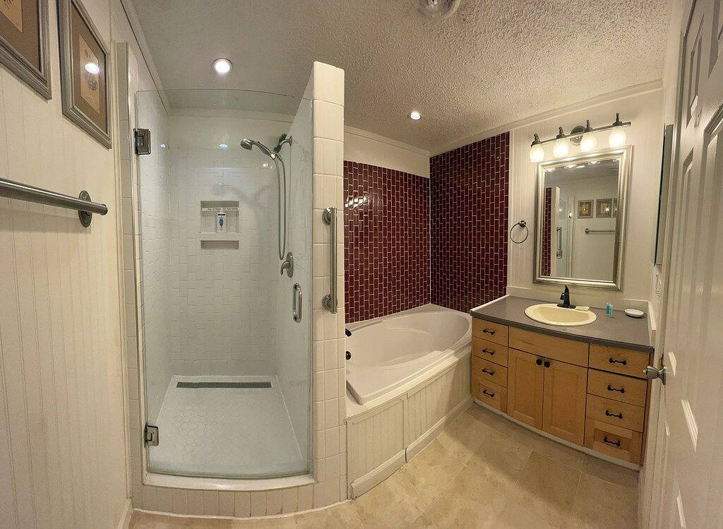 Red Rooster House - King & Queen bedrooms Easy access to all areas of the city in San Angelo, Tom Green County