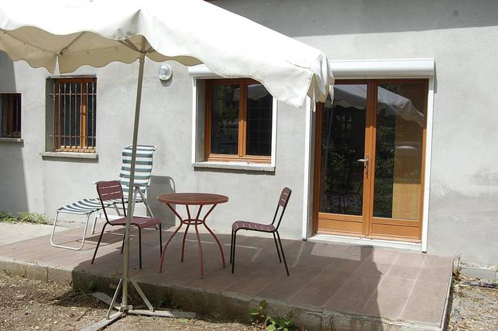Gîte pour 2 personnes, avec jardin et vue sur le lac ainsi que terrasse et vue dans Grand Port (Aix-les-Bains)