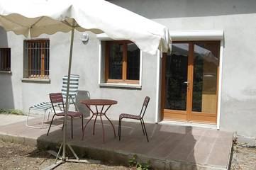 Location de vacances pour 2 personnes, avec jardin et vue sur le lac ainsi que vue et terrasse à Aix-les-Bains