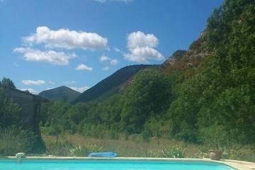 Gîte pour 6 personnes, avec jardin ainsi que jacuzzi et terrasse à Romeyer