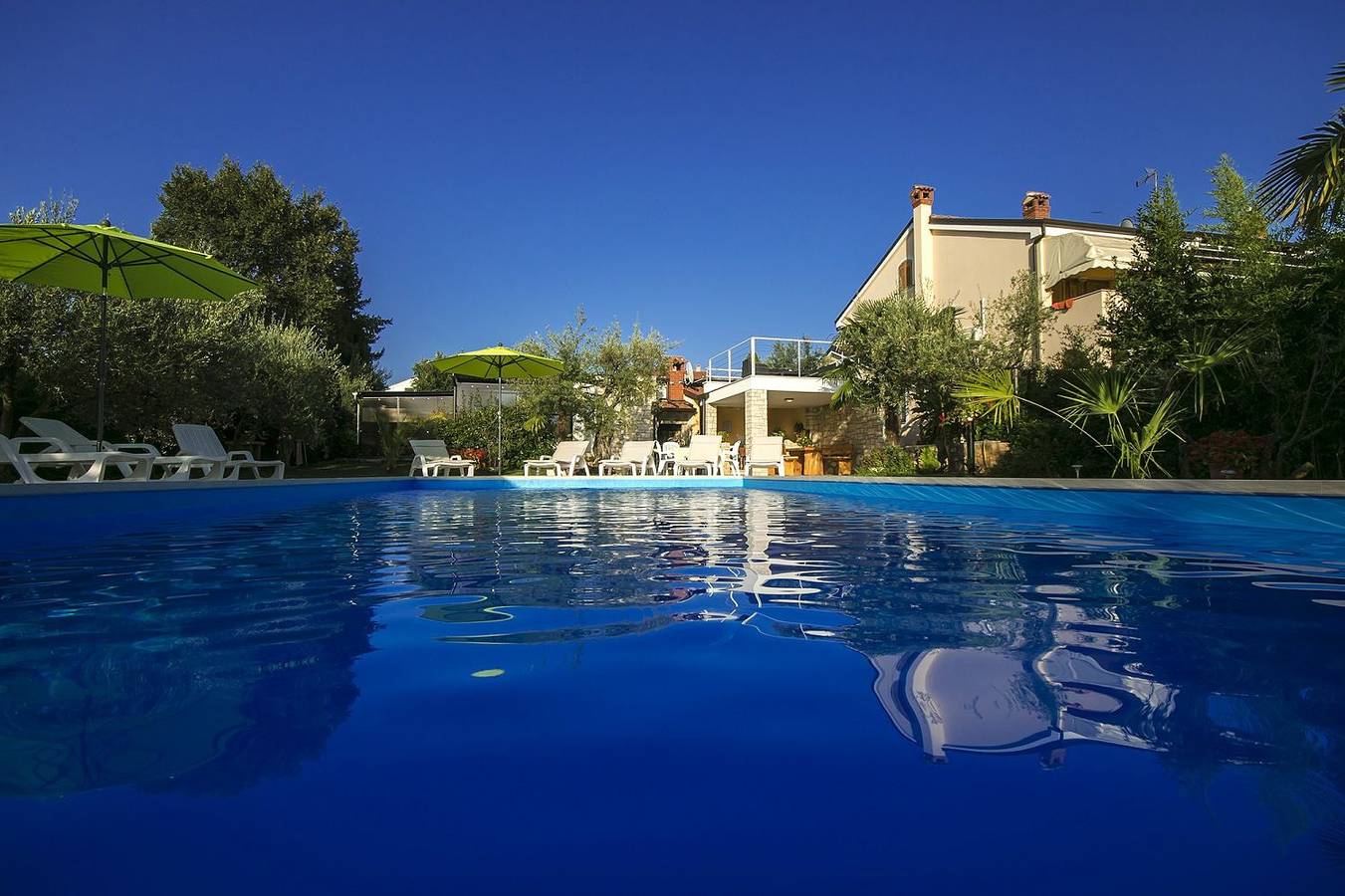 Apartamento entero, Charmantes Apartment nur 400 Meter zum Strand mit grossem Pool, privater Terrasse, Grill, Liegen in Mali Maj, Grad Poreč