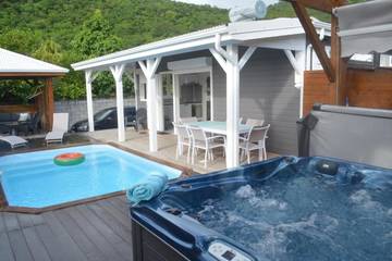 Cottage pour 2 personnes, avec terrasse ainsi que piscine et jacuzzi dans Plage de Malendure
