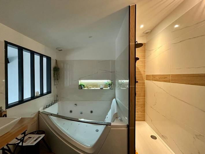 Location de vacances pour 2 personnes, avec Jacuzzi et Terrasse à Ambronay - 4