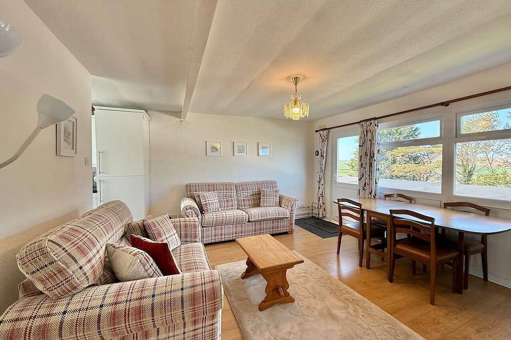 2 Bedroom Chalet with Allocated Parking in Dartmouth, Devon