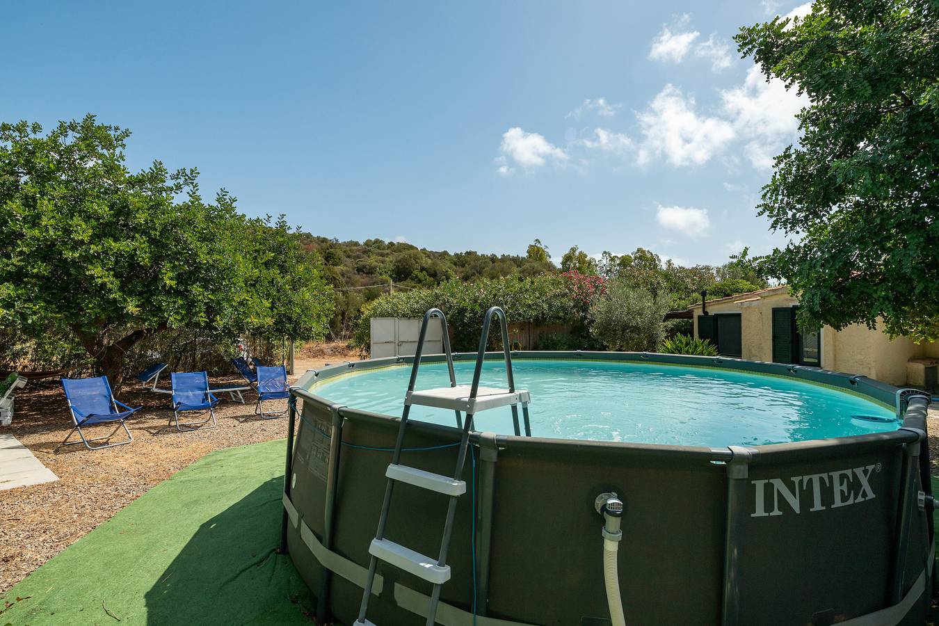 Casa Vacanze 'Chia, 5 Camere per 12 Persone' con Vista Montagna, Wi-Fi e Aria Condizionata in Chia, Domus De Maria