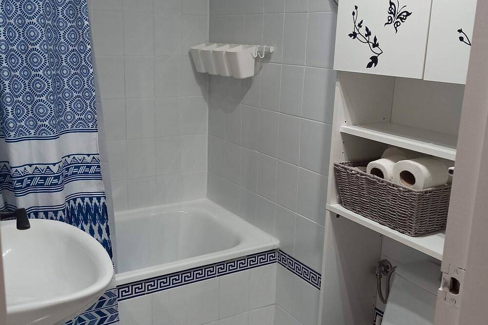 Apartamento entero, Apartamento 'Brisa y Mar' con piscina compartida, terraza privada y Wi-Fi in Urbanización La Perla de Andalucía, Calahonda