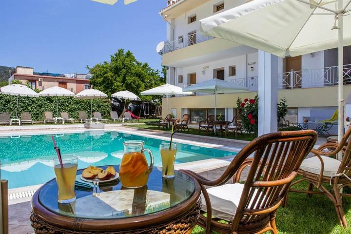 Maison d’hôte pour 2 personnes, avec Balcon et Terrasse ainsi que Jardin et Piscine