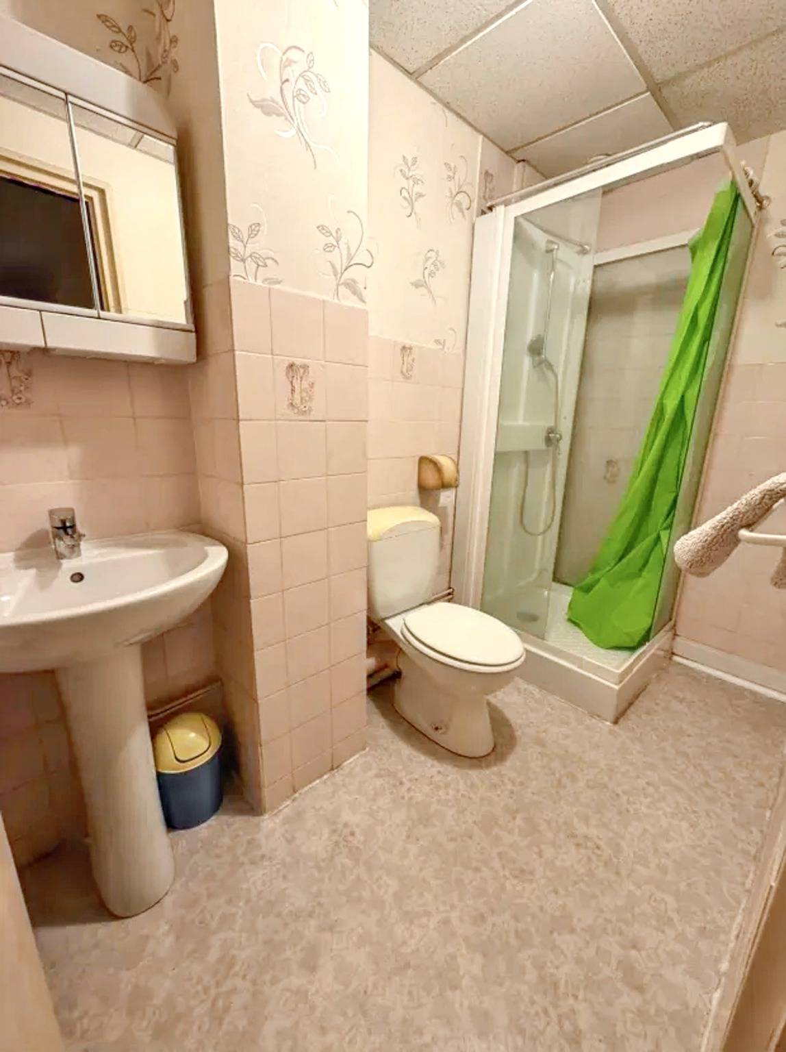 Entire apartment, Welcoming apartment in Néris-les-Bains - 35 m², nice terrace in Néris-les-Bains, Montluçon region
