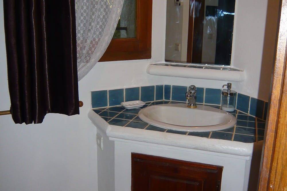 Appartement classé 3* avec piscine privative entouré par la végétation in Ollioules, Côte méditerranéenne (France)