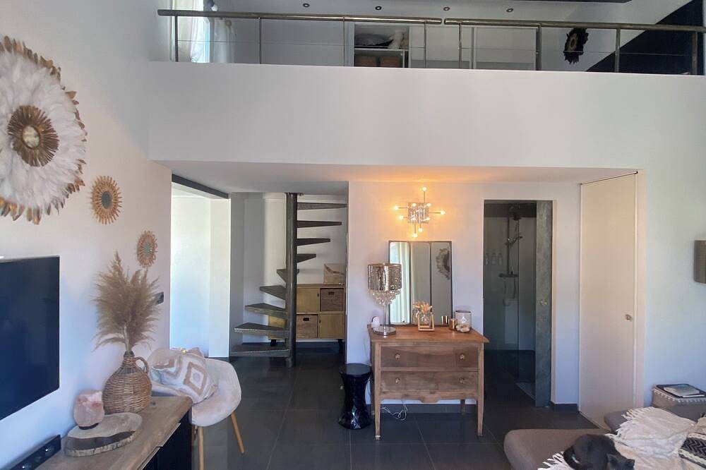 Entire apartment, Small T2 house close to the sea, in a residence with swimming pool. in Vic-la-Gardiole, Côte d'Améthyste