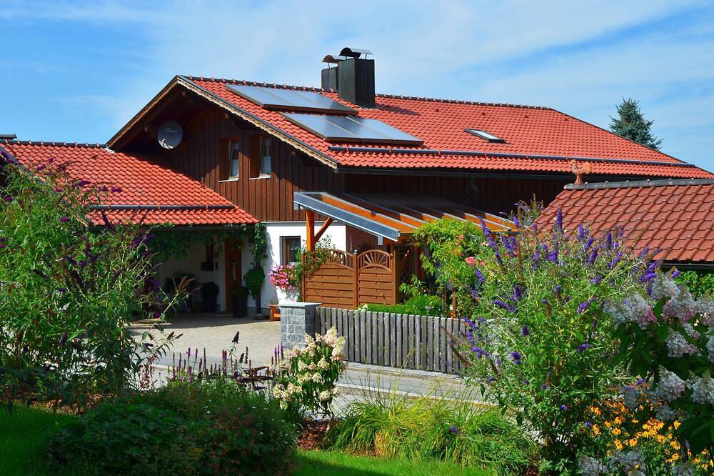 Ganze Wohnung, Ruhige, komfortable Ferienwohnung, großer Blumengarten in Gotteszell/Bayerwald in Gotteszell, Ostbayern