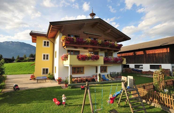 Ferienwohnung für 6 Personen, mit Balkon und Terrasse sowie Garten und Ausblick