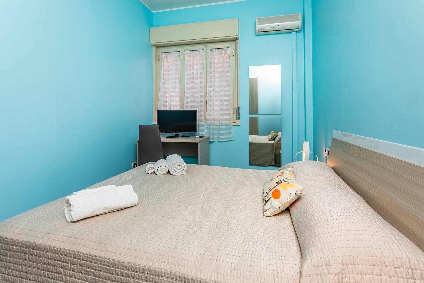 Camera 'Seasidecity - Matrimoniale Azzurra' con Terrazza condivisa, Wi-Fi e Aria Condizionata in Catania, Catania e dintorni