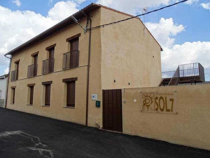Hotel para 4 personas, con Balcón y Terraza además de Jardín y Vistas en Tierra del Pan