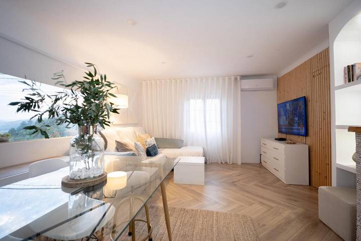 Location de vacances pour 11 personnes, avec terrasse et piscine ainsi que vue et jardin, adapté aux familles dans Melres - 3