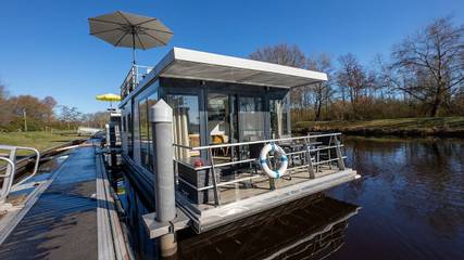 Ferienhaus für 4 Personen, mit Seeblick und Pool sowie Terrasse und Sauna in Elbe-Weser