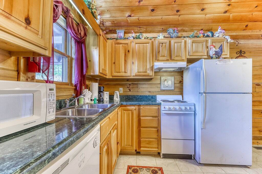 Hundefreundliche Kabine w / privaten Whirlpool & saisonalen Gemeinschaftspool in der Nähe von Ntnl Park! in Pigeon Forge, Sevier County