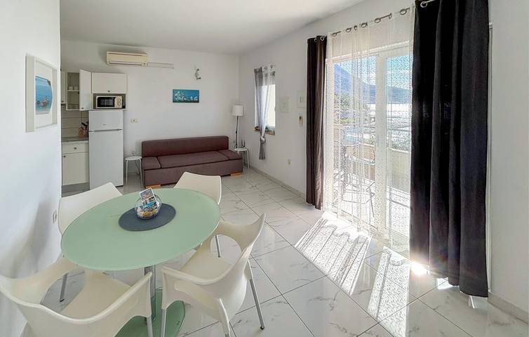 Apartamento vacacional entero, Acogedor apartamento con vistas al mar y comodidades modernas en Vodice in Podgora, Rivera de Makarska