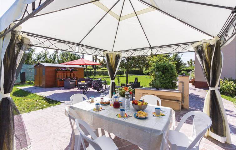 Appartement en bord de mer avec climatisation, parking et piscine in Massa (Italie), Riviera Italienne