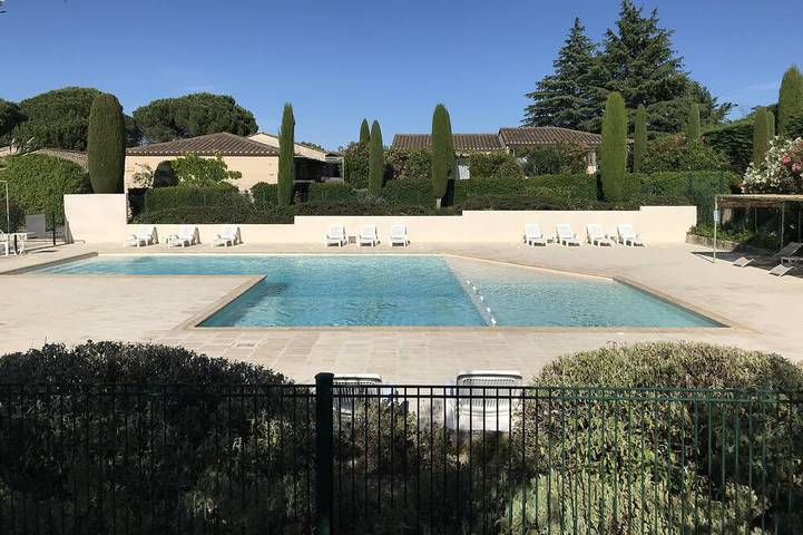 Ferienhaus für 4 Personen, mit Terrasse und Garten sowie Pool, mit Haustier