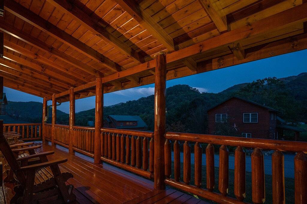 Chestnut Lodge ~ Spring Fun by Willow Tree Cabins in Blue Ridge Parkway, Maggie Valley