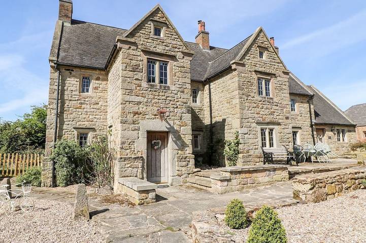 Cottage for 12 people, with garden and hot tub in Belper