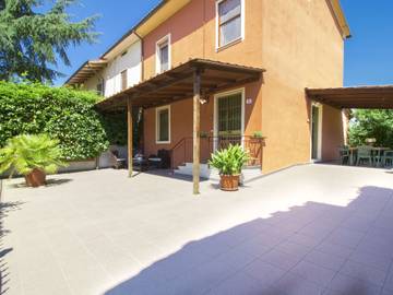 Gîte pour 8 personnes, avec terrasse et jardin dans Orentano