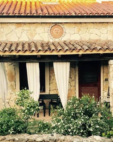 Gîte pour 6 personnes, avec vue et bassin pour enfant ainsi que jardin et piscine, adapté aux familles dans Sole Ruiu