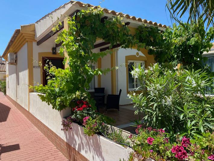 Bungalow für 3 Personen, mit Terrasse und Garten sowie Pool und Ausblick an der Costa Cálida