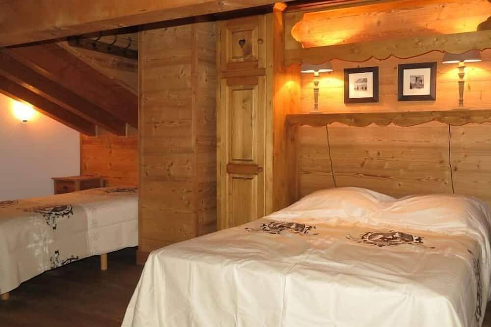 Chalet  typique, alliant  le charme du bois et de la pierre, vue sur l'Isère in Tignes, Massif du Ruitor