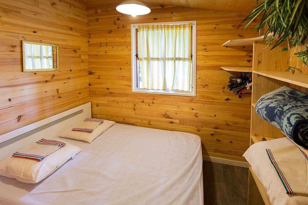 Au Calme  Chalets en bois  2 a 3  personnes  un couple et 1  enfant en bas age in La Bastide-Clairence, Région de Bayonne