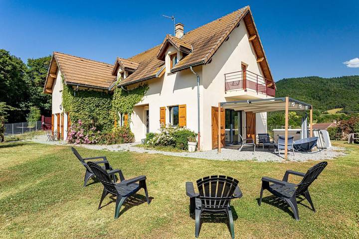 Gîte pour 12 personnes, avec sauna ainsi que jardin et terrasse à Lavars