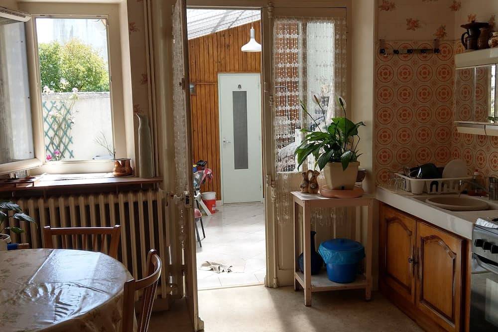Belle chambre agréable à vivre proche commerce in Romilly-sur-Seine, Aube