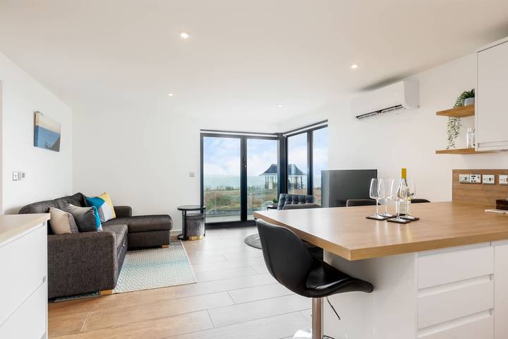 Entire apartment, Rise and Shine - With a Balcony On the Seafront in Bournemouth, South West England