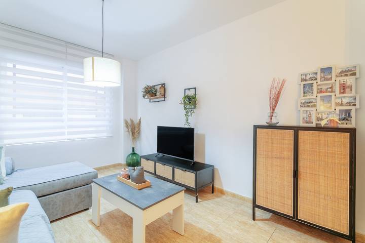 Entire apartment, Apartment 'En El Corazón Alicantino' with Balcony and Wi-Fi in El Barrio, Alicante