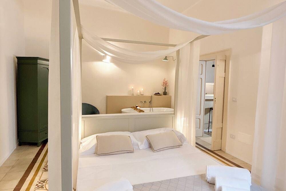 Entire apartment, Essenze di Puglia - Holiday Rental - Superior suite apartment with bathtub in Conversano, Bari Province