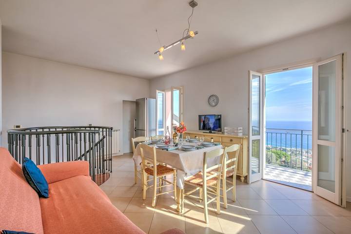 Vacation rental for 6 people, with ocean view and terrace, with pets in San Remo