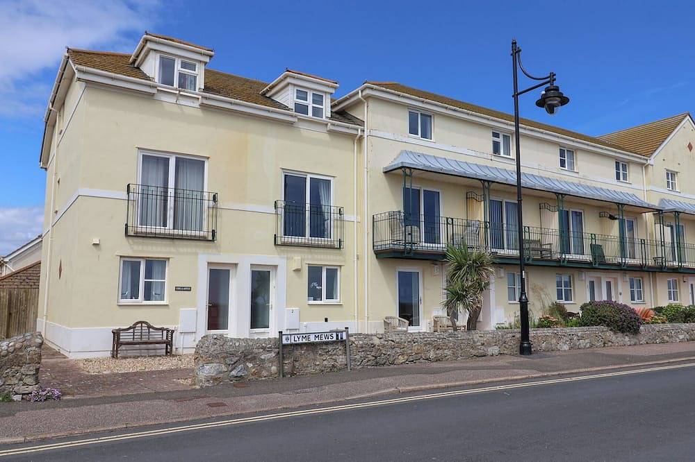2 Lyme Mews, pet friendly, country holiday cottage in Seaton, Devon in Seaton, Devon
