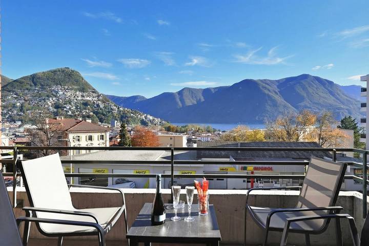 Ferienwohnung für 4 Personen, mit Balkon und Kinderpool sowie Seeblick