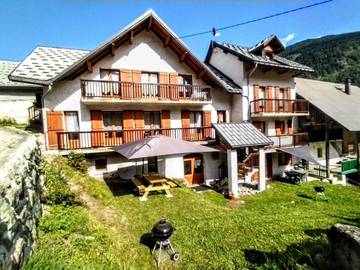 Gîte pour 6 personnes, avec vue ainsi que balcon et jardin à Saint-Colomban-des-Villards