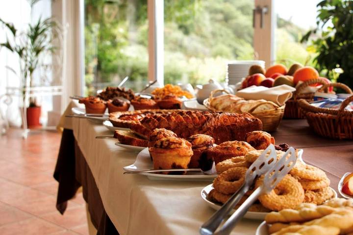 Chambre d’amis pour 4 personnes, avec bassin pour enfant et jardin ainsi que vue et piscine