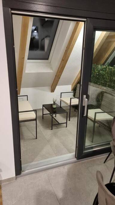 Ganze Wohnung, Brandneues Stadtglanz Apartment in Stuttgart, Stuttgart Region